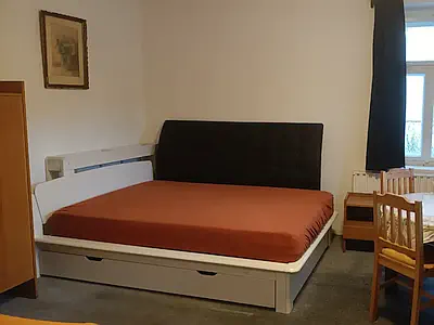 Dvoulůžková postel s bílým rámem, černým čelem