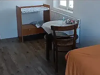 Zařízený pokoj s kulatým stolkem